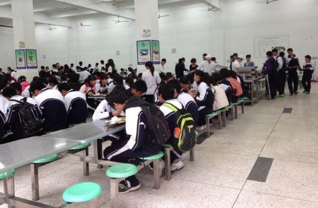 承包學(xué)校食堂起糾紛 索賠80萬判賠30萬